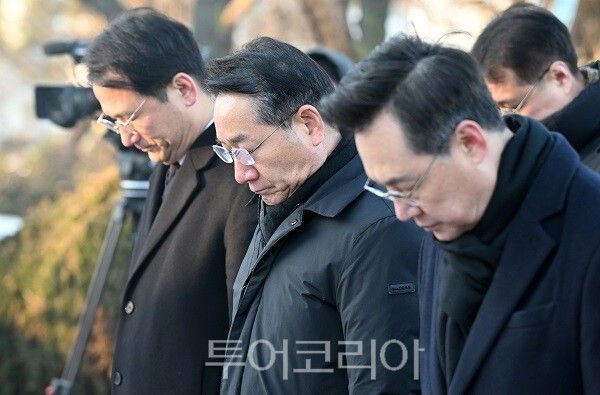 유정복 인천광역시장이 2일 2026년 병오년 새해를 맞아 미추홀구 수봉공원 6·25 참전 인천지구 전적비 현충탑에서 묵념을 하고 있다.