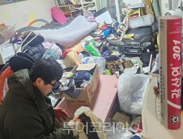 인천 계양구가 19일, 드림스타트 가정 가운데 저장강박으로 주거환경이 열악한 가정을 대상으로 계양구자원봉사센터와 연계해 성진유품, 신명 라이온스클럽의 도움을 받아 주거환경 개선 사업을 하고 있다.