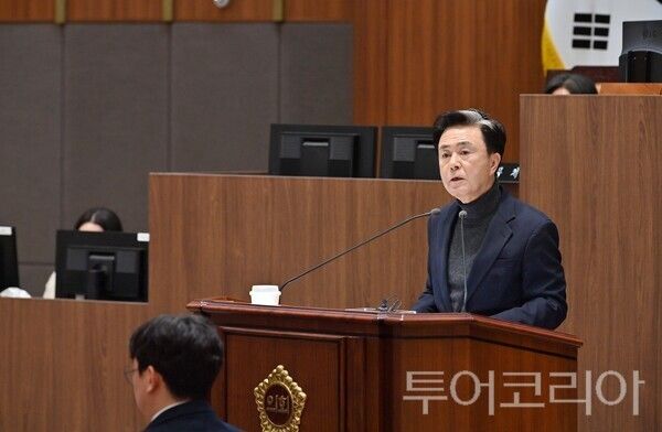 ▲김태흠 충남도지사가 20일 도의회에서 열린 제363회 임시회 제1차 본회의에 참석해 대전·충남 행정통합에 대해 입장 표명을 하고 있다. /사진-충남도