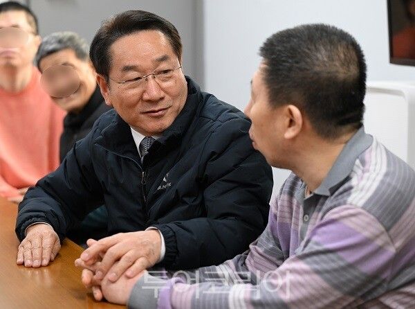 유정복 인천광역시장이 20일 미추홀구 소재 노숙인요양시설에서 입소자들을 격려하고 있다.