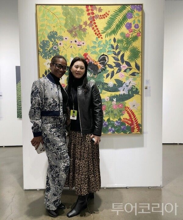 ▲전시된 ‘평온한 숲’ 작품 앞에서 포즈를 취하고 있는 대한민국 한지 작가 서은진(오른쪽·Jinny Suh), 작가 지니서 모습. /사진-Jinny Suh