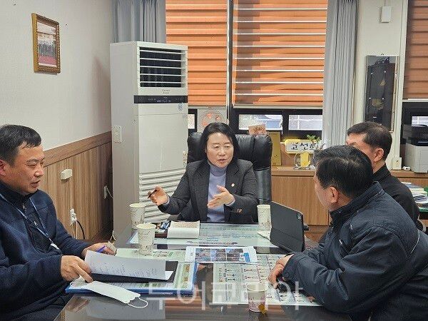 고선희 인천 서구의원이 19일 의원실에서 서구청 관계 부서 담당자와 가좌동 내 45년 이상 노후 공동주택 주민 대표들과 간담회를 개최하고 있다.