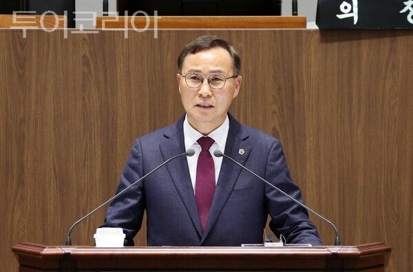 ▲윤희신(태안1·국민의힘) 충남도의원이 20일 열린 제363회 임시회 제1차 본회의에서, ‘소방 현장 지휘권 강화 및 조직 체계 정상화를 위한 소방본부 중간직제 신설 촉구 건의안’을 대표 발의하고 있다. /사진-충남도의회