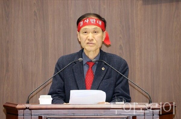 ▲고광철(공주1·국민의힘) 충남도의회 의원이 20일 열린 제363회 임시회 제1차 본회의 5분 발언을 통해 ‘345㎸ 신계룡–북천안 초고압 송전선로의 공주시 경유 계획’에 대해 반대 입장을 밝히고 있다. /사진-충남도의회