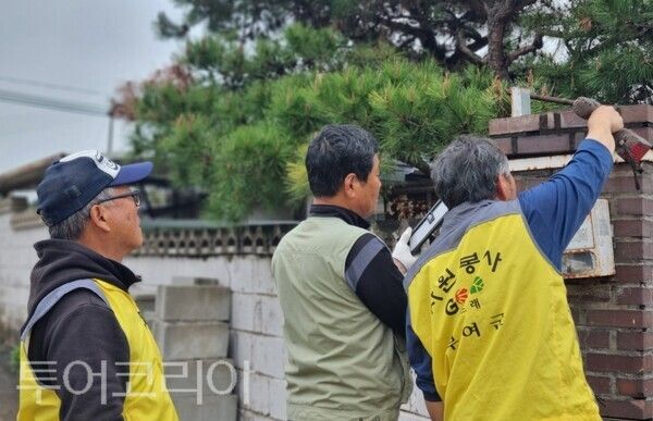 ▲자원봉사 거점캠프 운영 활동(태양광 야간 등 설치) 모습. /사진-부여군