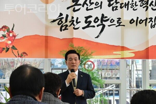 ▲백성현 논산시장이 20일 논산미래광장에서 열린 언론인 간담회에서 “논산의 가치를 높이고, 시민의 소득과 행복지수를 높이며, 양질의 일자리 창출을 통해 인구를 증가시키겠다”고 강조하고 있다. /사진-투어코리아뉴스