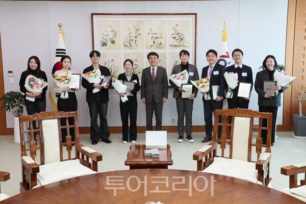 김진태 강원도지사는 20일 도청 통상상담실에서 국회 관계관들을 초청해 감사패를 전달했다. /사진-강원도