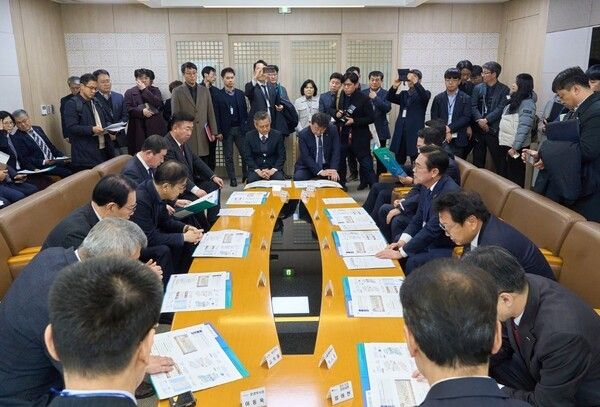 3도 13개 시장, 군수 협력체 단체장들이 국토부에 국가철도망 구축 관련 건의문을 전달하고 있다./사진-봉화군