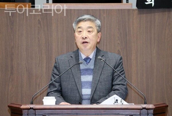 ▲전익현(서천1·더불어민주당) 충남도의원이 20일 열린 제363회 임시회 제1차 본회의에서 ‘마량포구 세계화’와 관련해 5분 발언을 하고 있다. /사진-충남도의회