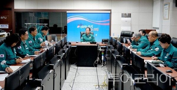 ▲장진원(가운데) 보령시 부시장의 주재로 21일 재난안전상황실에서 열린 AI 긴급방역대책회의 모습. /사진-보령시