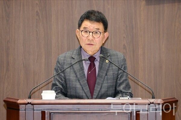 ▲정광섭(태안2·국민의힘) 충남도의원이 20일 열린 제363회 임시회 제1차 본회의에서 ‘조사료 가격 급등에 따른 소 사육농가 지원대책 마련 촉구 건의안’을 대표 발의하고 있다. /사진-충남도의회