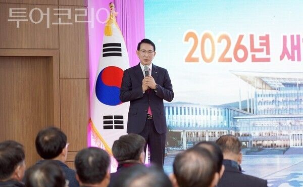 ▲이완섭 서산시장이 21일 수석동 주민자치센터에서 열린 수석동민과 대화에서 인사말을 하고 있다. /사진-서산시