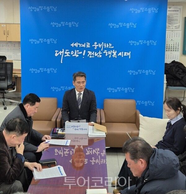 유덕규 농축산식품국장이 21일 전남도청에서 열린 기자간담회에서 이야기를 하고 있다. /사진-박정규 기자