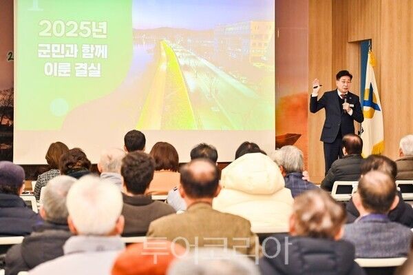 전진선 군수가 군민과 소통 간담회를 진행하고 있다./투어코리아뉴스 김경남 기자