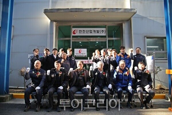 한전산업 함흥규 대표이사(첫째 줄 오른쪽에서 세 번째)와 주요 관계자들이 1월 22일 열린 여수바스프사업처 현판식에서 함께 기념 촬영을 하고 있다.