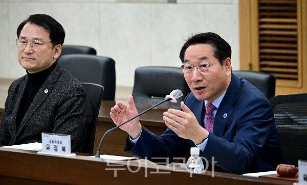 유정복 인천광역시장이 21일 시청 영상회의실에서 열린 '2026년 제1회 청년정책조정위원회'에서 인사말을 하고 있다.