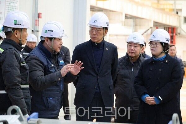 더불어민주당 김주영 국회의원이 22일 김포 양촌차량기지를 방문해 김포도시철도(골드라인) 안전운행 확보를 위한 현장 점검을 하고 있다.