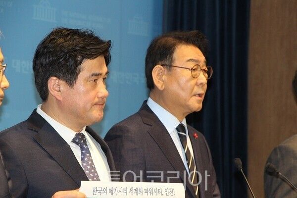 더불어민주당 김교흥 국회의원이 22일 오전 국회 소통관에서 기자회견을 열고 2026년도 제9회 지방선거 인천광역시장 선거 출마를 공식 선언하고 있다.&nbsp;2026.01.22. / 투어코리아 이창호 기자