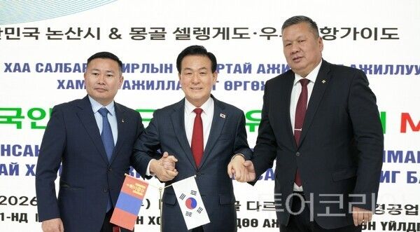 ▲왼쪽부터 우브르항가이 부지사, 백성현 논산시장, 셀렝게 도지사. /사진-논산시