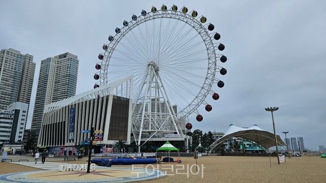 철거 위기에 처한 속초해수욕장 '속초아이 대관람차'와 테마파크 /Ⓒ 투어코리아
