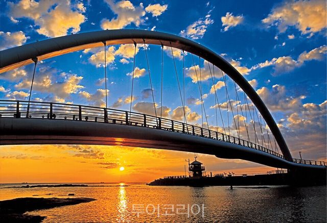 강 솟대노을 다리/사진=강릉시