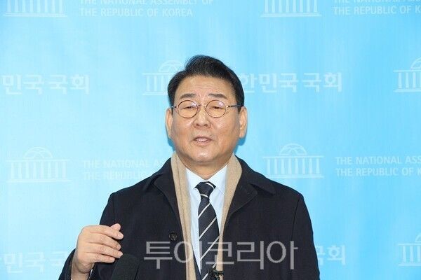 더불어민주당 김교흥 국회의원이 22일 오전 국회 소통관에서 기자회견을 통해 2026년도 제9회 지방선거 인천광역시장 선거 출마를 공식 선언하고 취재기자등의 질문에 답하고 있다.&nbsp;2026.01.22. / 투어코리아 이창호 기자