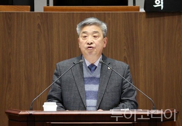 ▲전익현(서천1·더불어민주당) 충남도의원이 지난 20일 열린, 제363회 임시회 제1차 본회의에서 ‘금강 해수유통을 위한 특별법 제정 촉구 건의안’을 대표 발의하고 있다. /사진-충남도의회