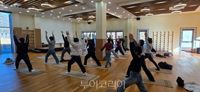 22일 요가컬처타운을 방문한 경남교육청교육연수원 연수생들이 인도정통 요가를 체험하고 있다./사진=밀양시