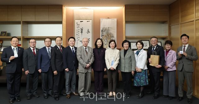 서울시의회 대표단과 &nbsp;홋카이도의회 의원들과 기념촬영/사진=서울시의회