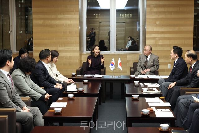 &nbsp;최호정 의장을 비롯한 서울시의회 대표단이 21일 홋카이도의회를 방문 이토 조이치(伊藤 条一) 의장 등과 만나 환담을 나누고 있다./사진=서울시의회