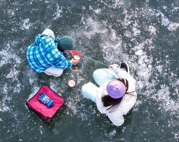 꽁꽁 겨울축제장에서 어린이들이 얼음낙시를 즐기고 있다./사진-영양군