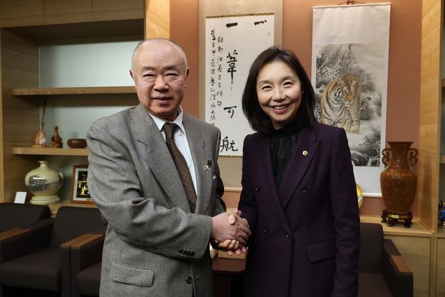 &nbsp;최호정 의장은 21일 홋카이도의회 이토 조이치(伊藤 条一) 의장과 만나 악수하고 있다/사진=서울시의회