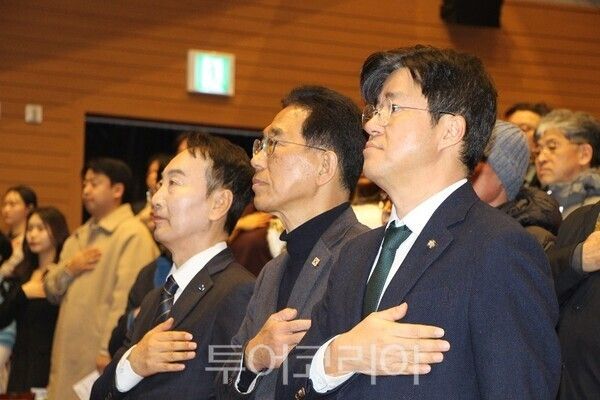 김덕천 더불어민주당 정책위원회 부의장이 오늘(24일) 오후 경기 김포시 사우동 소재 김포아트홀에서 개최한 ‘새로운 김포, 덕천이 온다’ 북 콘서트에서 국민의례를 하고 있다.