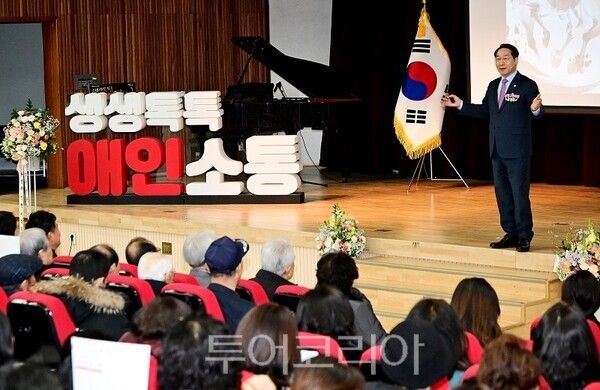 유정복 인천광역시장이 23일 남동구청에서 열린 '생생톡톡! 애인소통'에서 2026년 시정운영방향을 설명하고 있다.