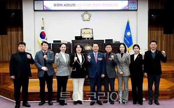 유정복 인천광역시장이 23일 남동구의회를 방문해 간담회를 갖고 있다.