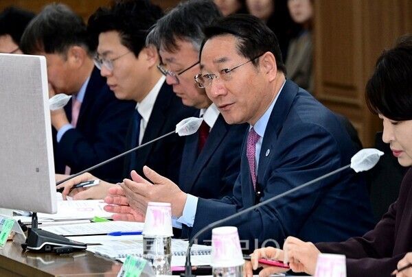 유정복 인천광역시장이 23일 남동구청에서 남동구 주요 업무보고를 받고 있다.