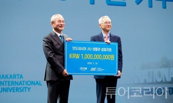 ▲왼쪽부터 박한길 애터미 회장, 이용규(JIU 설립자) 선교사. /사진-애터미