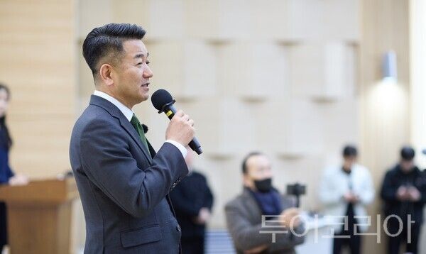 ▲서원 논산시의원이 지난 24일 건양대학교 경상학관에서 열린 저서 ‘한 줄의 기준’ 출판기념회에서 인사말을 하고 있다. /사진-서원 시의원