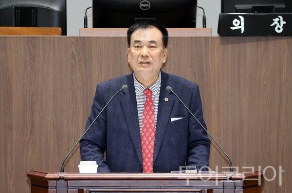 ▲방한일(예산1‧국민의힘) 충남도의원이 지난 20일 제363회 임시회 제1차 본회의에서 ‘지방자치단체의 양육비 지원, 중앙정부로 일원화 촉구 건의안’을 대표 발의하고 있다. /사진-충남도