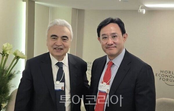 최윤볌 회장(오른쪽)과 파티비롤 국제에너지기구 사무총장/투어코리아뉴스 김경남 기자