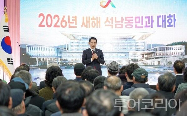 ▲이완섭 서산시장이 23일 석남동 행정복지센터에서 열린 석남동민과 대화에 참석해 인사말을 하고 있다. /사진-서산시