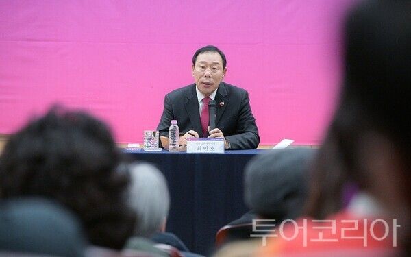 ▲최민호 세종시장이 지난 22일 조치원읍 행복누림터에서 열린 시민과의 대화에서 260명의 읍면 지역 주민과 함께 현장 중심 시정 소통을 이어가고 있다. /사진-세종시