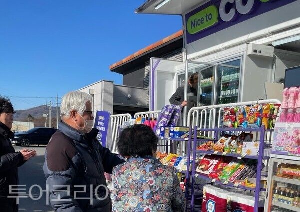 ▲전국 최초의 ‘이동형 편의점’ 운영 모습. /사진-공주시