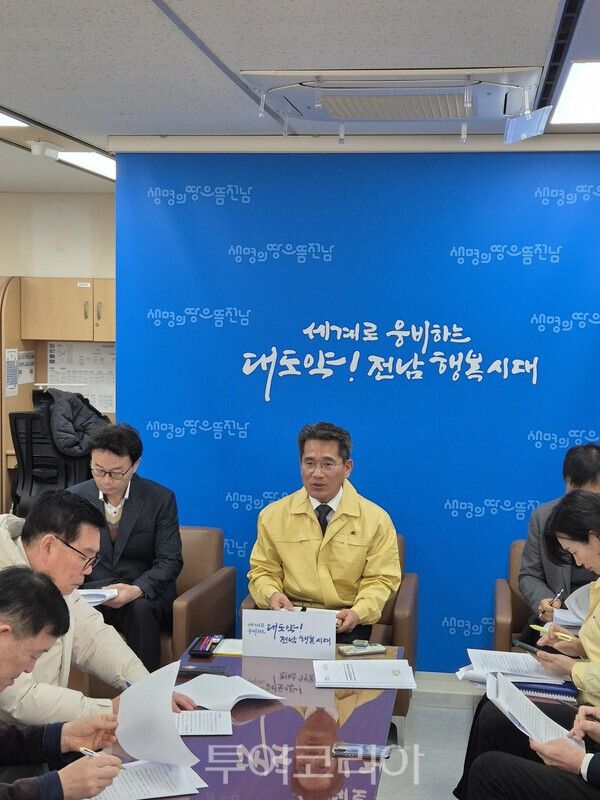 유덕규 전남도 농축산식품국장이 27일 전남도청 지방기자실에서 아프리카돼지열병 방역 관련 기자간담회를 열고 이야기를 하고 있다. /사진-박정규 기자