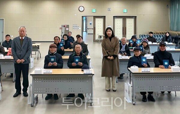 장흥군은 지난 23일 '어르신 AI 활용 인생시 쓰기 프로젝트'의 결실로 제작된 시집을 어르신들에게 직접 전달하는 행사를 개최했다. /사진-장흥군