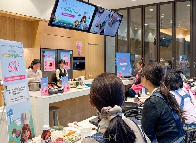 지난 24일 서울 영등포구에 위치한 더현대 서울 6층 문화센터 ‘CH 1985’에서 외국인 환승객들이 전문 강사가 진행하는 한식 쿠킹 클래스를 체험하고 있다./사진-현대백화점