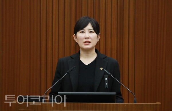 ▲이현정(고운동, 더불어민주당) 세종시의원이 28일 열린 제103회 임시회 제1차 본회의 5분발언을 통해 “세종시 노인 일자리 공급이 수요에 미치지 못한다”고 지적하고 있다. /사진-세종시의회