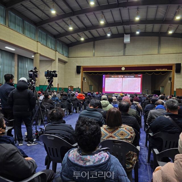 진도군이 28일 임회면 국악고등학교 체육관에서 임회면민과의 대화를 진행하고 있다. /사진-박성화 기자