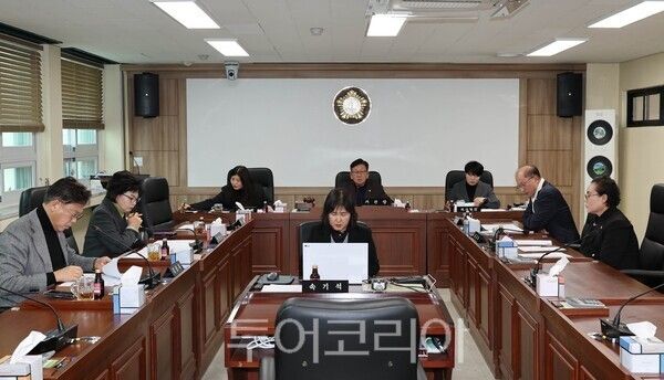 ▲서승필(가운데) 논산시의회 국방산업발전 특별위원회 위원장의 주재로 26일 열린 회의 모습. /사진-논산시의회