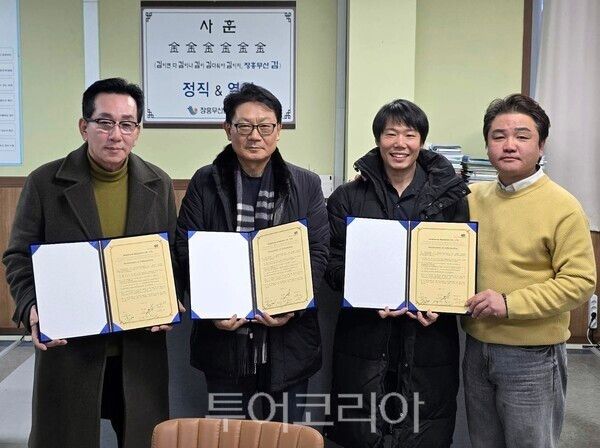 장흥무산김㈜은 지난 27일 태국 방콕에서 Delicake Co. 및 현지 유통·협력기관인 BKK와 함께 한국 김 제품의 수출 및 사업 협력을 위한 3자 간 양해각서를 체결했다. /사진-장흥군